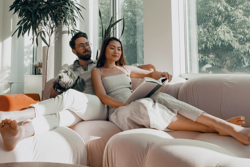 casal com conforto de ar condicionado
