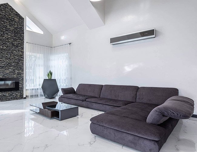 ar condicionado perto de sofa